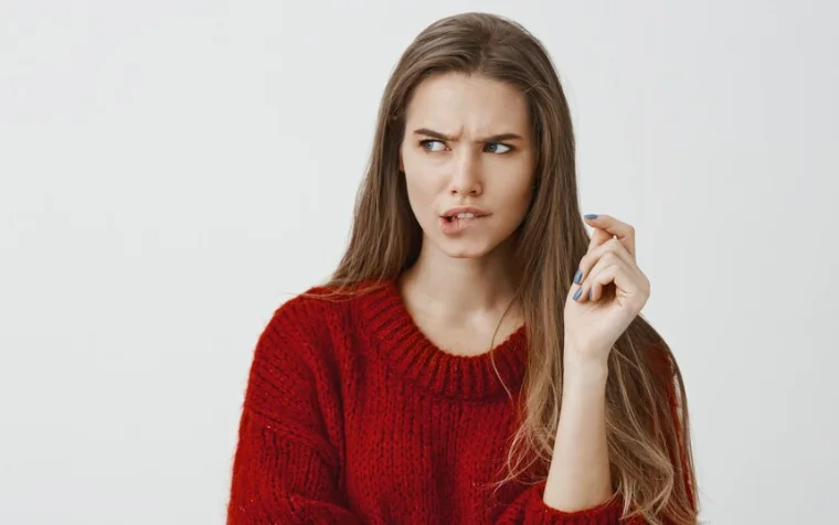 девушка испытывает раздражительность